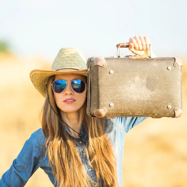 Vrouw met koffer — Stockfoto