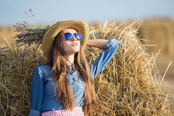 Jeune femme en chapeau et lunettes de soleil profiter de ses vacances d'été — Photo