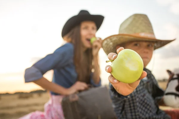 Viajeros felices madre y un hijo — Foto de Stock