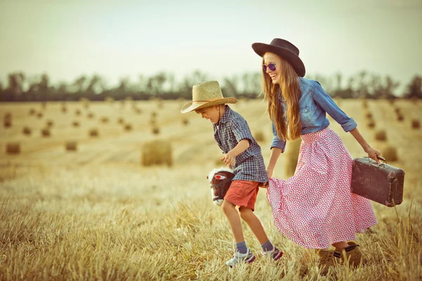 Divertenti viaggiatori godono di vacanza — Foto Stock