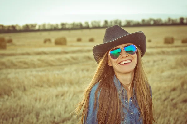 Romantic woman in hat and sunglasses — Stock Photo, Image