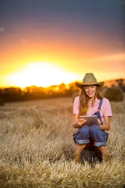 Stylish traveler with tablet computor — Stock Photo, Image