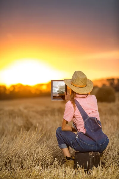 Unbekümmerte Frau nutzt Touchpad-Tablet — Stockfoto