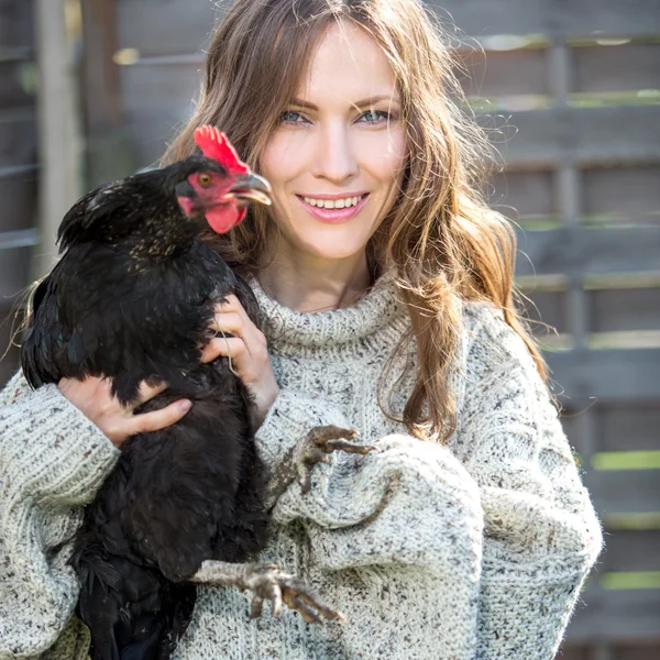 Romántico joven belleza celebración gallina —  Fotos de Stock