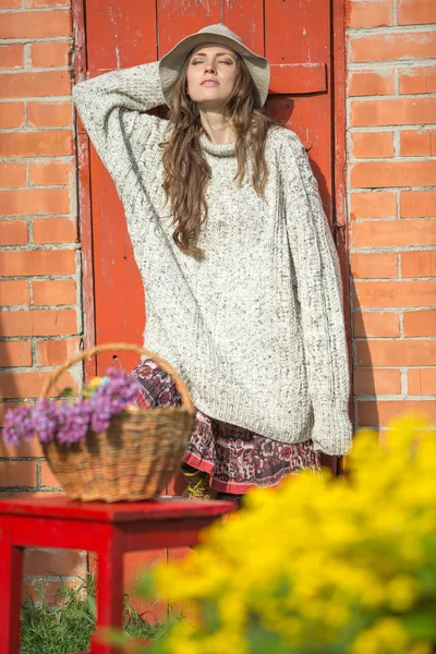 Young woman enjoying nature — Stock Photo, Image