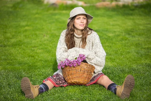 Mujer libre disfrutando de la naturaleza — Foto de Stock