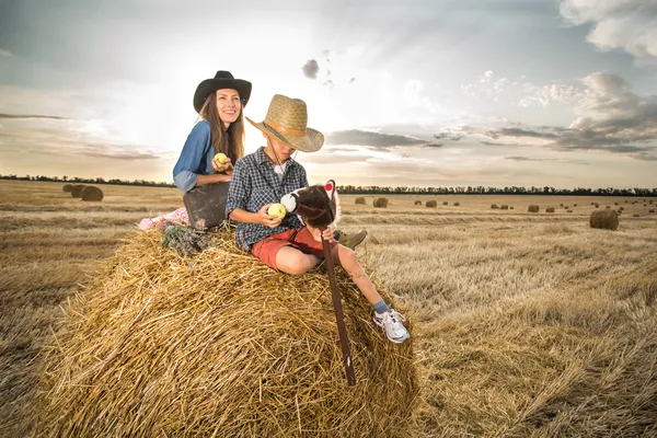 Engraçado mãe e um filho em cowboy chapéus viajantes — Fotografia de Stock