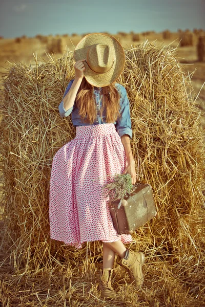 Mode vrouw met koffer — Stockfoto