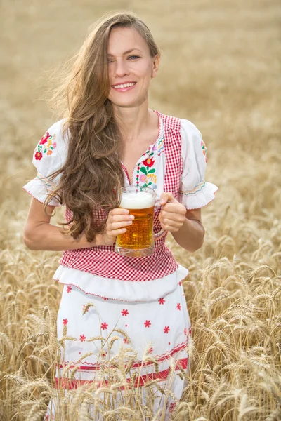 Женщина с пивом — стоковое фото