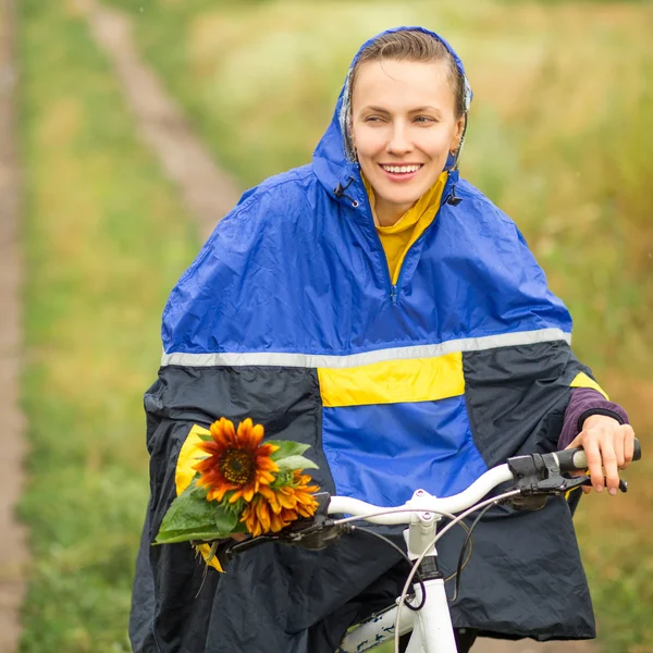 Ragazza in bicicletta godere il suo equitazione — Foto Stock