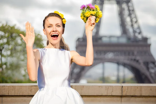 Novia feliz en París — Foto de Stock