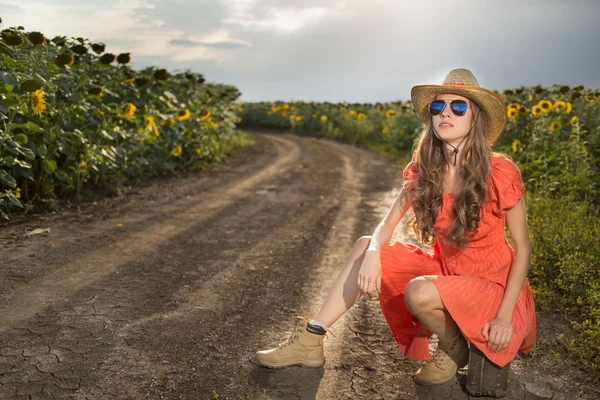 Beautiful young woman traveling — Stock Photo, Image