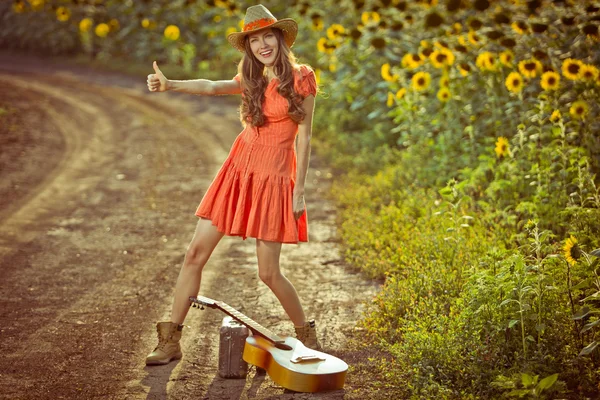 Woman hitchhiking — Stock Photo, Image