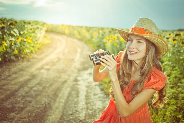 Beautiful young woman traveling on a road — Stock Photo, Image