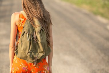 sırt çantası olan kadın