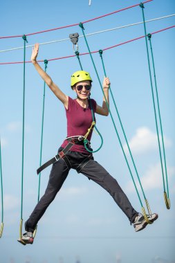 üzerinde mavi gökyüzü tırmanma kadın