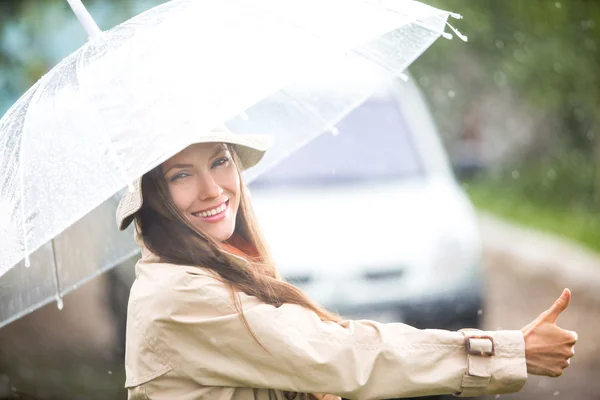 Hitchhiking chica en un camino — Foto de Stock