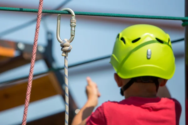 Ragazzo arrampicata nel parco avventura — Foto Stock