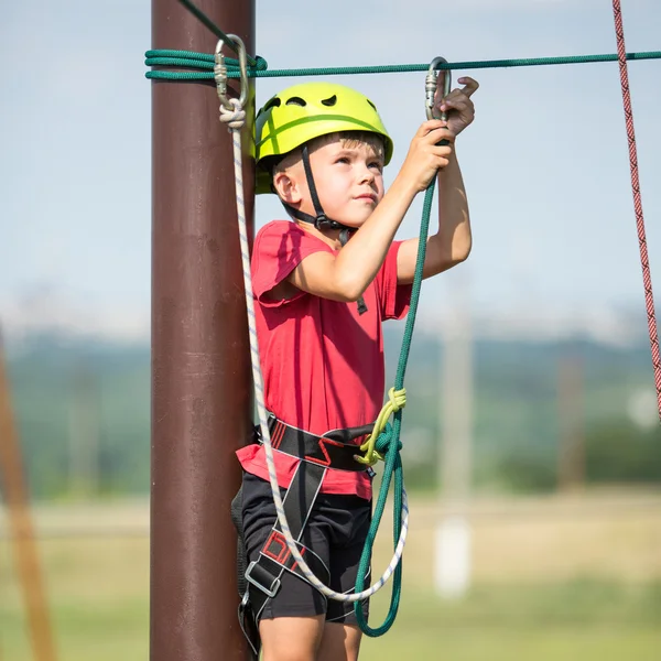 Jongen klimmen in avonturenpark — Stockfoto