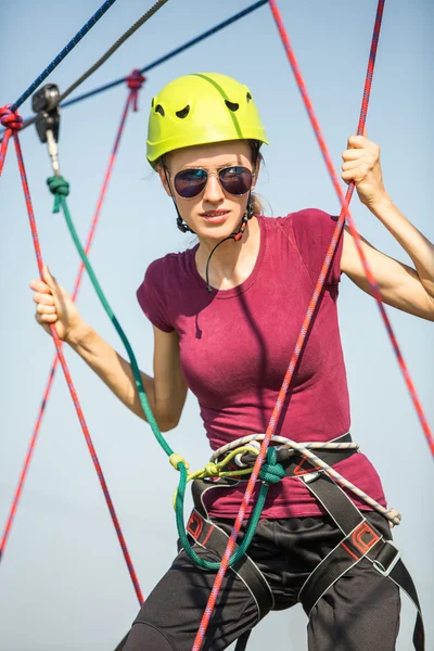 Vrouw klimmen — Stockfoto