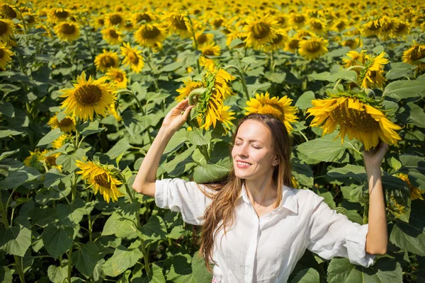 Happy young woman outdoors — Stock Photo, Image