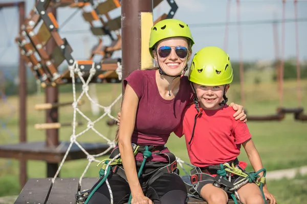 Família feliz no parque fio aventura — Fotografia de Stock