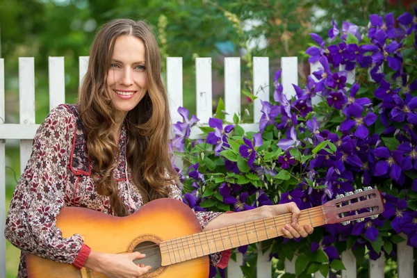 Donna che suona la chitarra nel parco — Foto Stock