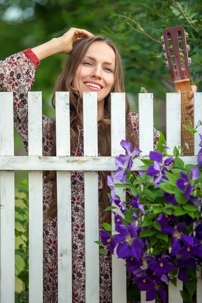 Vrouw spelen gitaar in park — Stockfoto