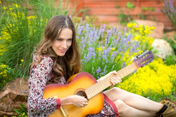 Güzellik kadın gitar ile — Stok fotoğraf