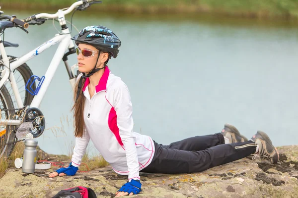 Милая женщина-велосипедистка расслабилась после езды на велосипеде — стоковое фото