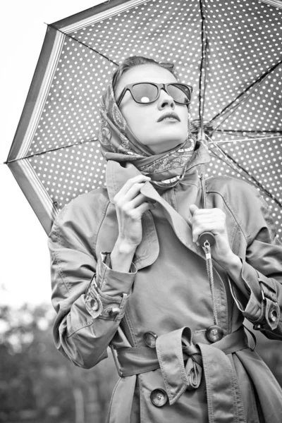 Menina bonita na chuva com guarda-chuva — Fotografia de Stock