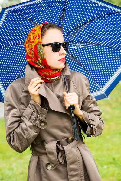 Vacker kvinna med paraply — Stockfoto