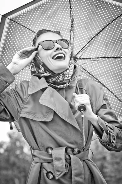 Πορτραίτο γυναίκας με ομπρέλα — Φωτογραφία Αρχείου