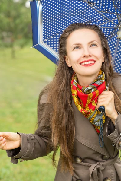 Kvinnan promenader med paraply i regn — Stockfoto