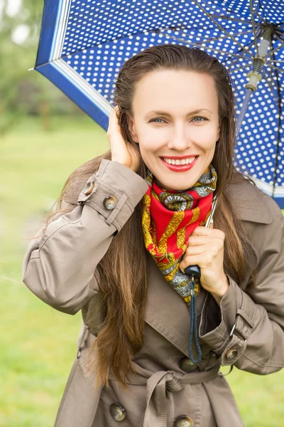 美丽的女人用的伞雨 — 图库照片