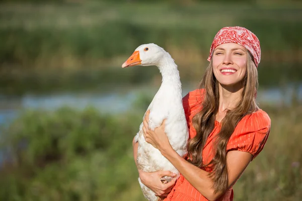 Žena farmář drží Husa — Stock fotografie