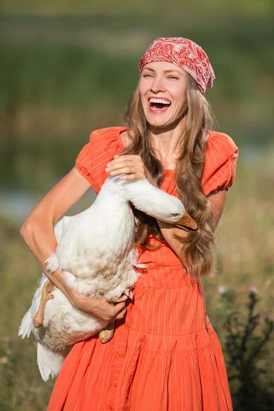 Enleuk meisje met gans — Stockfoto