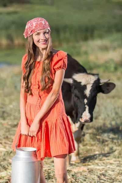 Glimlachend jonge landbouwer boekwaarde verse melk — Stok fotoğraf