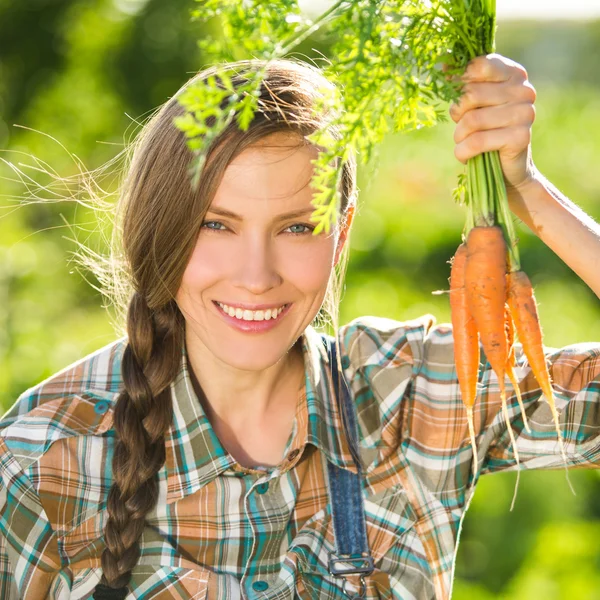 Mujer feliz con zanahorias — Foto de Stock