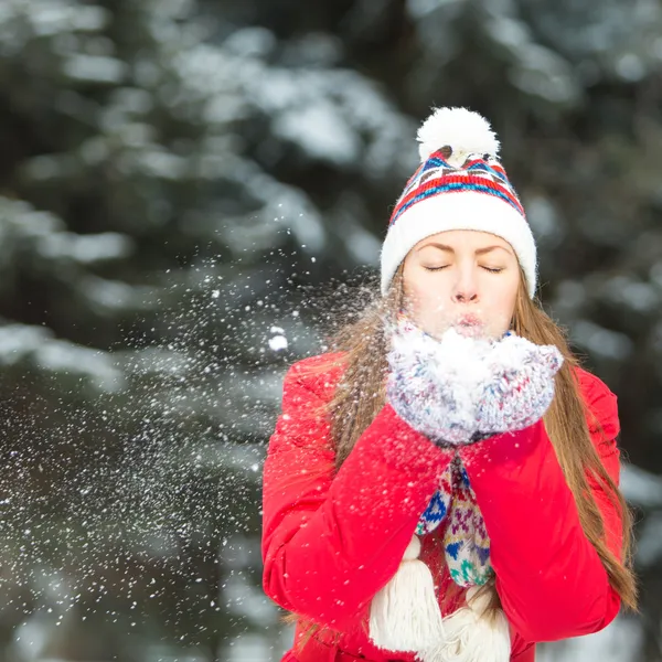 Chica jugando con la nieve en el parque —  Fotos de Stock