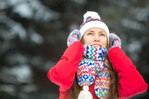 Kışın açık havada çekici bir genç kadın. — Stok fotoğraf