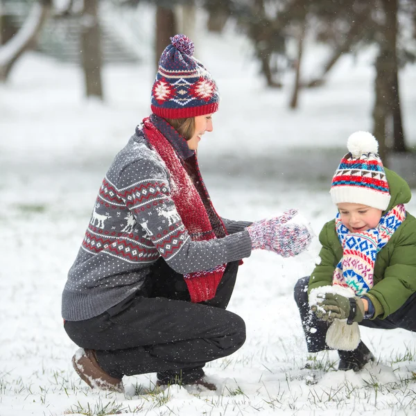 Felice madre e figlio nel parco invernale — Foto Stock