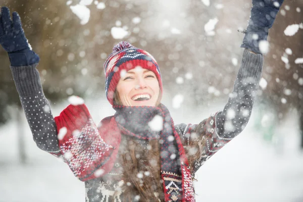 Winterspaß-Frau — Stockfoto