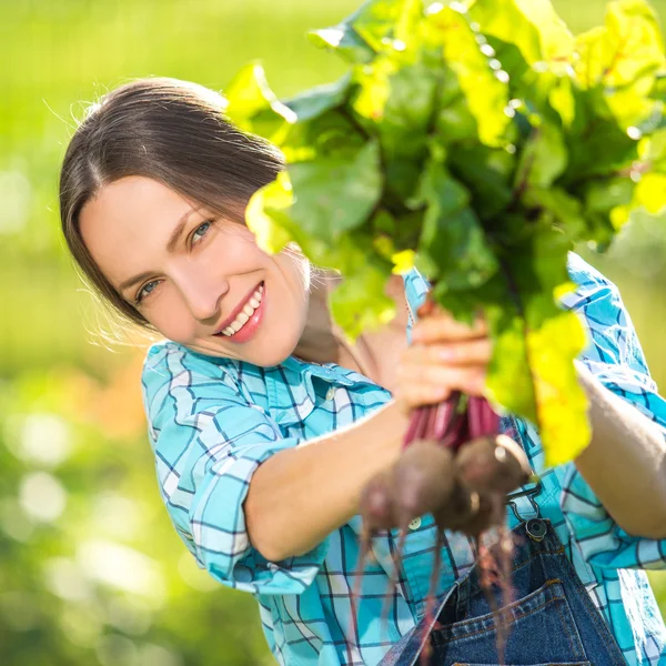 Kvinna med ekologiska grönsaker — Stockfoto