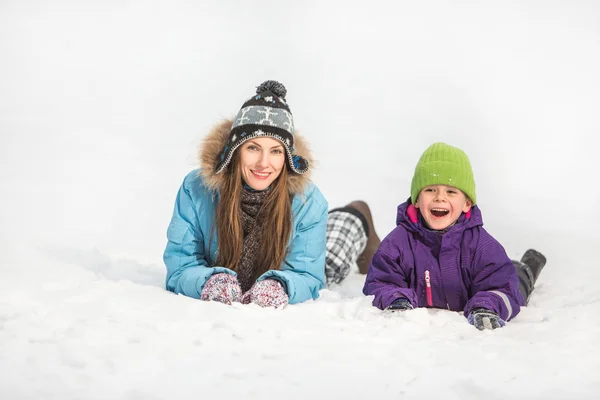 Feliz madre e hijo en el parque de invierno —  Fotos de Stock