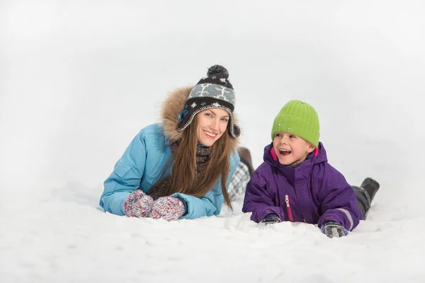 Mãe feliz e filho no parque de inverno — Fotografia de Stock
