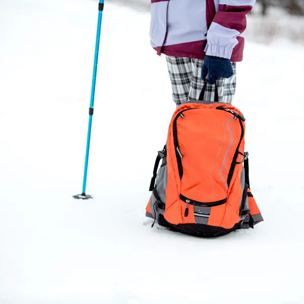 Jonge reiziger met rugzak in de winter — Stockfoto