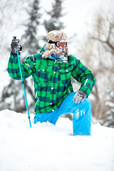 Man reiziger wandelen in de winter — Stockfoto