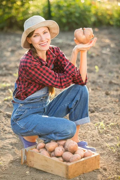 Agricultora con verduras — Foto de Stock