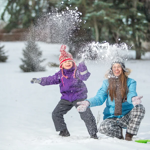 Famiglia felice nel parco invernale — Foto Stock